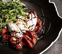 Салат с печеной свеклой, руколой и сыром дорблю Красный секрет