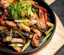 Жареха с картофелем, папоротником и свининой 