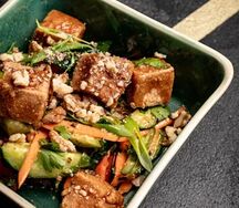 Салат с хрустящим тофу и соусом Фо Ха Код Фо Ха