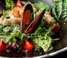 Цезарь с морепродуктами агента 007