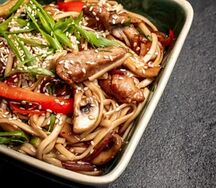 Миссия Удон со свининой или курицей