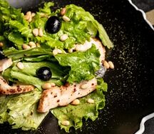 Салат с подопечным цыпленком Говорливая цыпа