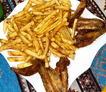 Картофель фри и куриные крылышки