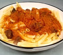 Гуляш из телятины с макаронами