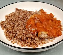 Гуляш из свинины с гречкой