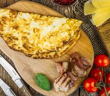 Домашний омлет из двух яиц