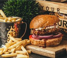 Крафт бургер с индейкой терияки и сливочным сыром