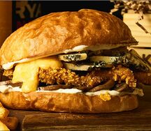 Крафт бургер с хрустящей индейкой, грибами и Дорблю