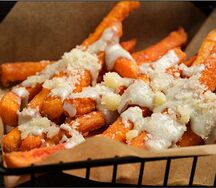 Батат фри с соусом блю чиз