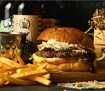 Крафт бургер с голубым сыром и соусом из сливы