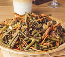 Салат из папоротника со свининой