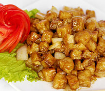 Минтай в устричном соусе с луком