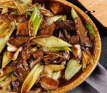 Говядина с луком и чесноком