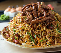 Салат из картофельной стружки с арахисом и мясом