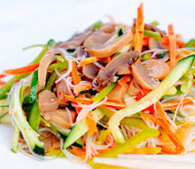 Салат из фунчозы с овощами