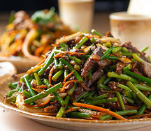 Салат из стрелок чеснока с говядиной