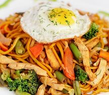 Лапша с курицей и яйцом