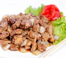 Ребрышки с луком