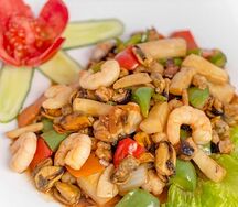 Тушеные морепродукты со специями