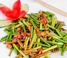 Свинина со стрелками чеснока