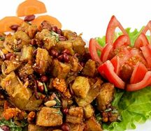 Салат из жареных баклажанов с арахисом и паприкой