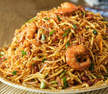 Салат из картофельной стружки с креветками и кальмаром