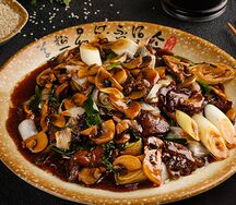 Говядина с грибами и луком-пореем