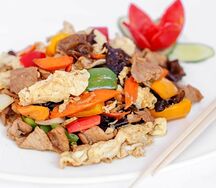 Свинина с древесными грибами и яйцом