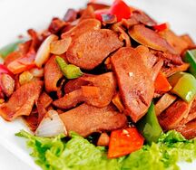 Тушеный язык в соевом соусе