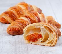 Круассан с абрикосовой начинкой