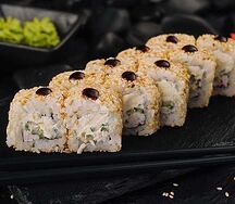 Ролл Калифорния в кунжуте