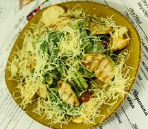 Салат Цезарь с куриной грудкой гриль