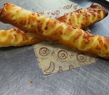 Сосиска печёная с сыром