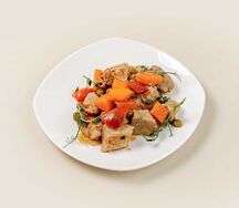 Свинина с овощами в красном соусе 