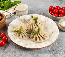 Хинкали с бараниной, говядиной с пряными травами и сметаной