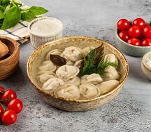 Пельмени с бараниной, говядиной, сметаной и бульоном