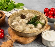 Пельмени с говядиной, сметаной и бульоном
