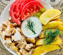 Шаверма на тарелке с курицей