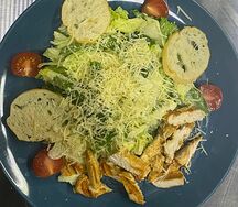 Салат Цезарь с курицей