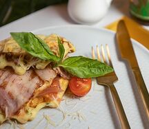 Бельгийская вафля с омлетом и беконом