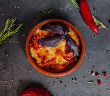 Сыр запечённый с томатами