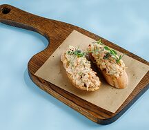 Брускетты с мясом краба