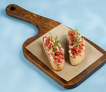 Брускетты с маринованным тунцом и кунжутом