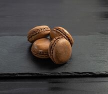 Шоколадный макарон