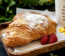 Круассан с малиной и заварным кремом