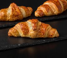 Круассан с малиной