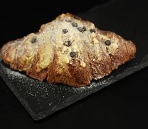 Круассан шоколадный с вишней