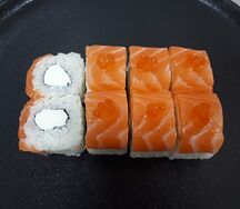 Киото ролл с лососем и красной икрой