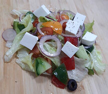 Греческий с сезонными овощами и Брынзой