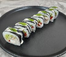 Ролл с курочкой под ореховым соусом